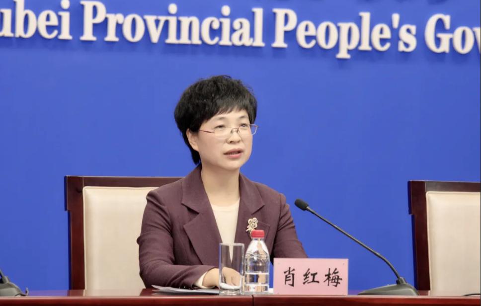 1990年大冬天，重庆巫溪雪地里躺着个冻得发紫的弃婴。两个光棍汉——26岁的肖贤