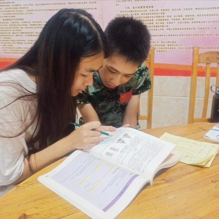 甘肃一名刚考完高考的女生，考完就入职街边花店做兼职，仅仅上岗6天，老板娘就留意到