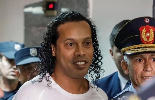 罗纳尔迪尼奥谈狱中经历：“我本以为他们会打我，会发生监狱里常见的那些可怕事情。但