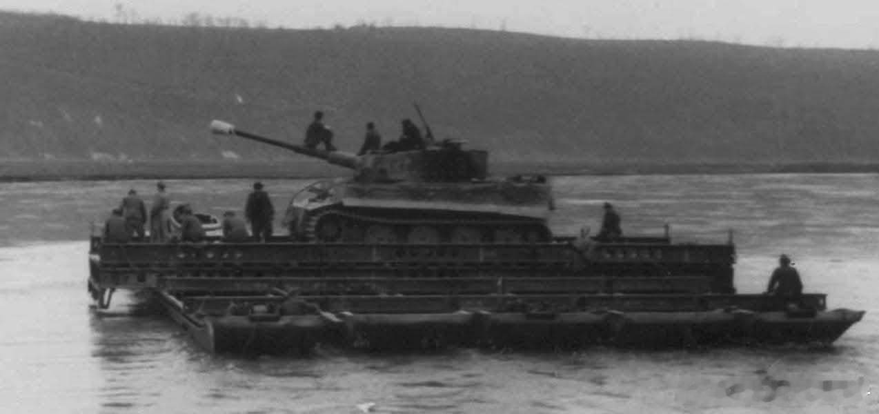 正在通过浮舟渡过德聂斯特河的老虎，隶属506重装甲营，1944年春。随着战局的发