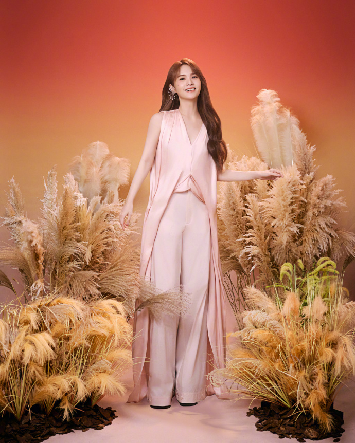 杨丞琳音色女王来的杨丞琳天赐的声音《爱河》带来绝佳的听觉体验！嗓音柔和醇厚，演唱