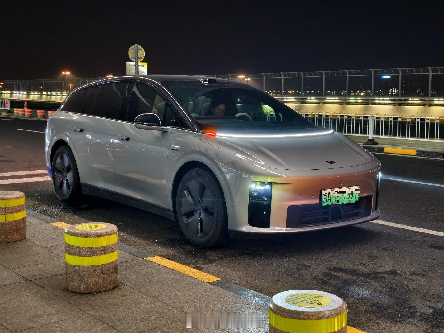 落地回北京，家里人开理想i6接机，舒舒服服回家，行李箱还是老规矩放前备箱，到家就