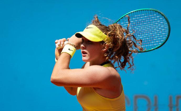 WTA1000马德里站第三轮，米拉·安德列娃以6-3 6-2轻松击败资格赛选手加