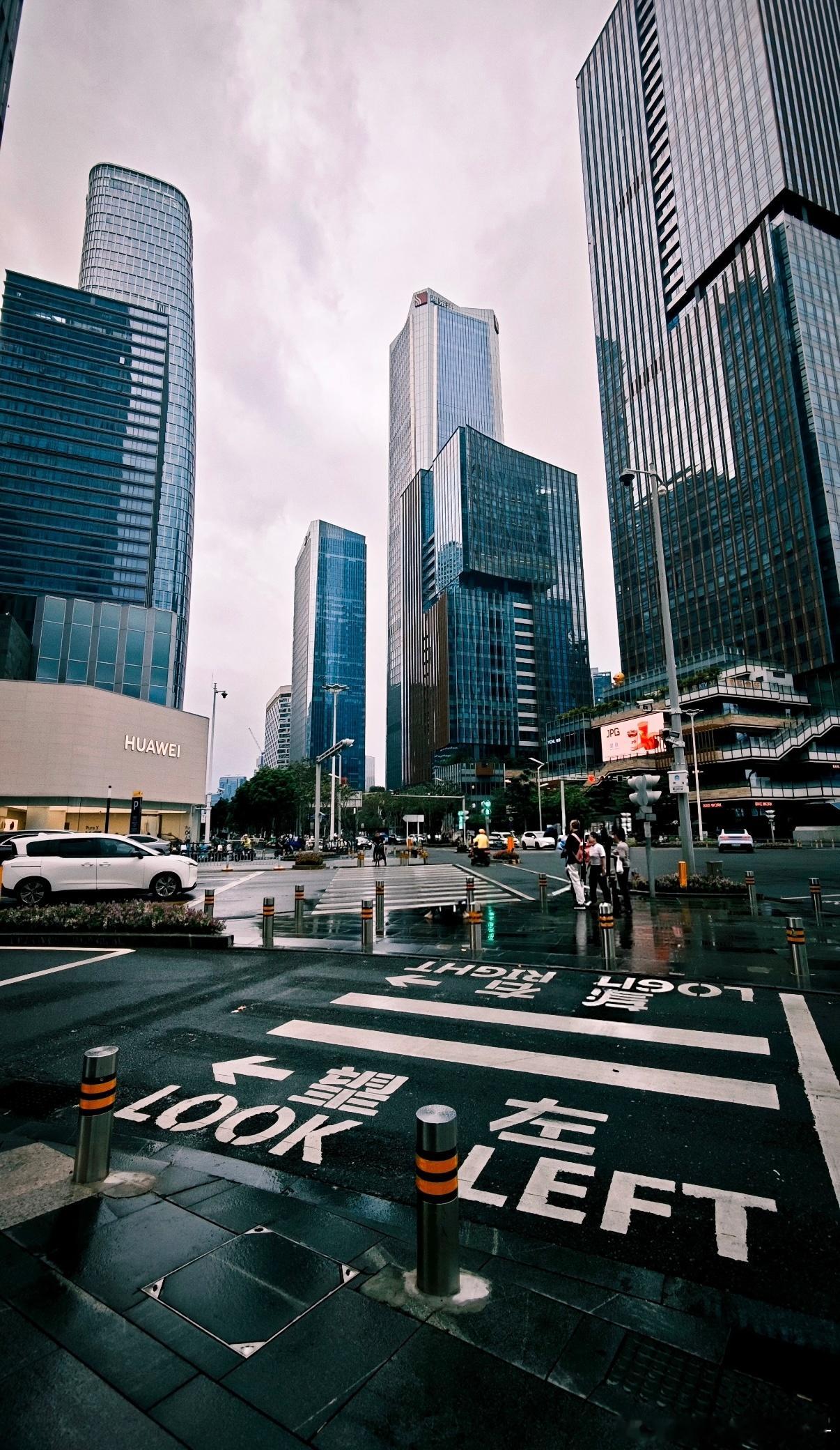 🌧️一早出门乌云压满高楼，横风裹着雨丝往身上砸。雨伞根本扛不住深圳的海风，裤脚