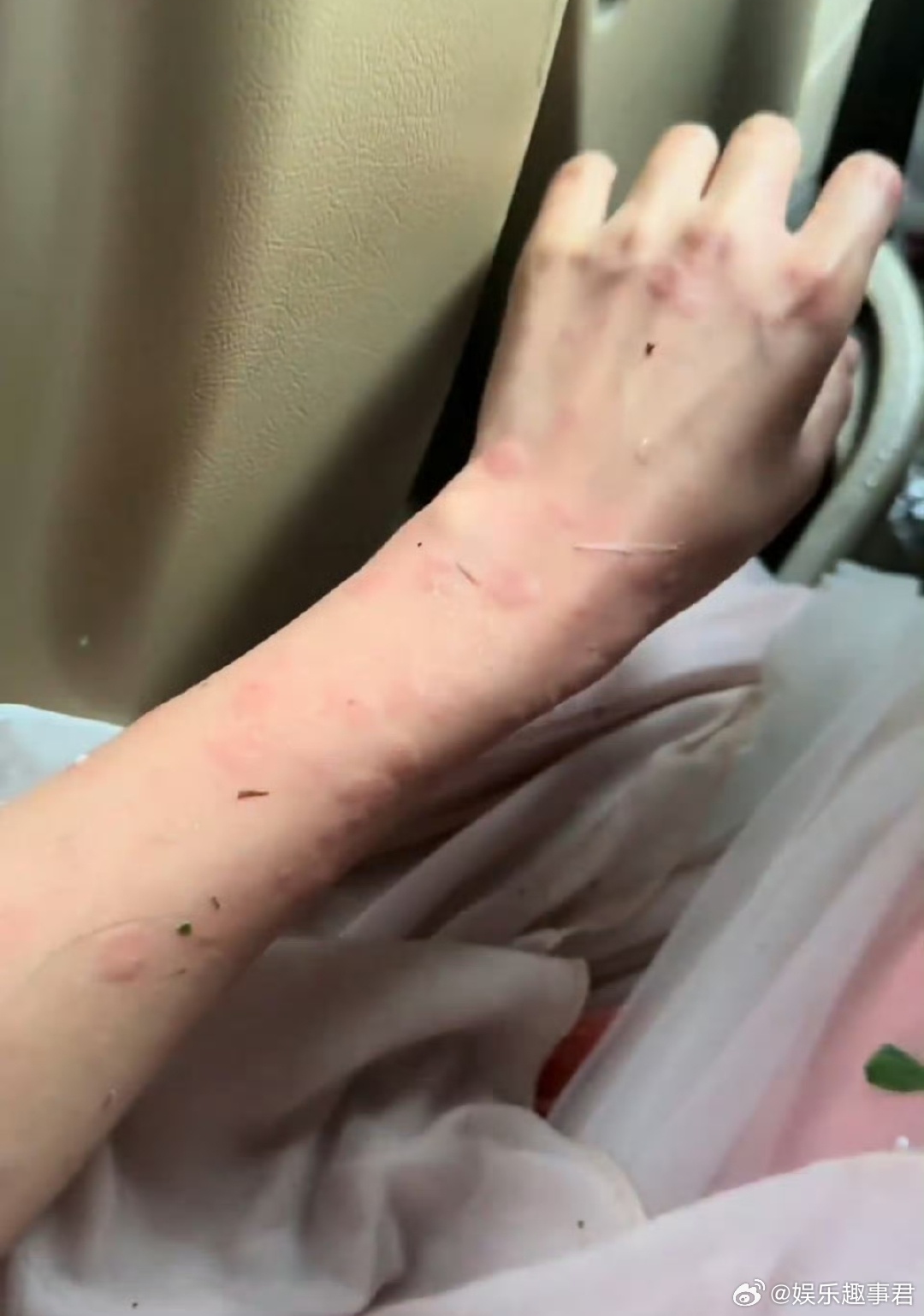 短剧女演员杨珊子拍戏遇极端天气短剧女演员杨珊子发文称在贵州山区拍戏遇极端天气，突