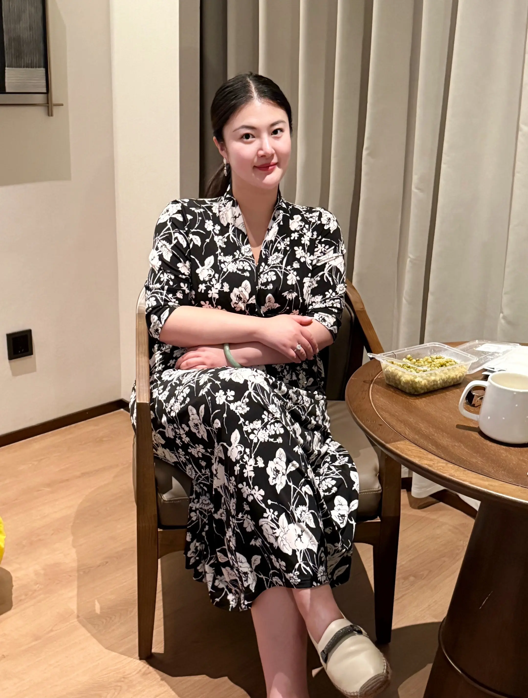 人要靠近能托举和滋养你的人 计较里生不出慈悲 争吵里养不出优雅 内耗的...