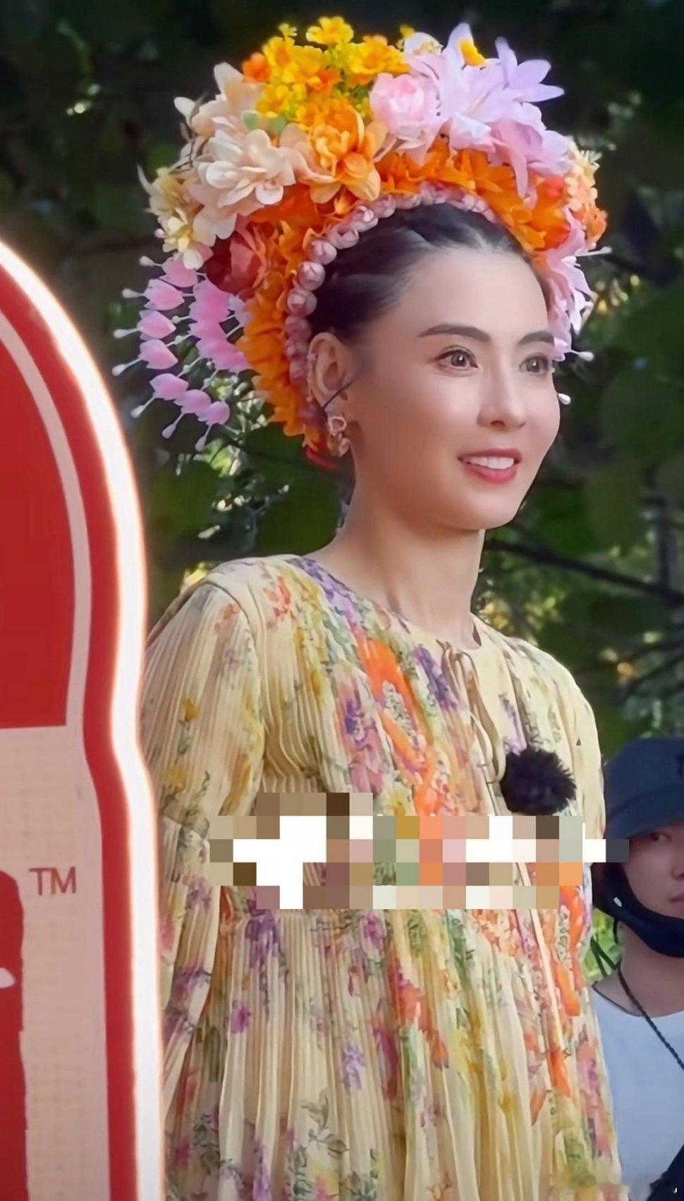 《一路繁花2》来泉州录节目了，各个大姐戴着簪花造型你们觉得状态怎么样？刘晓庆和刘