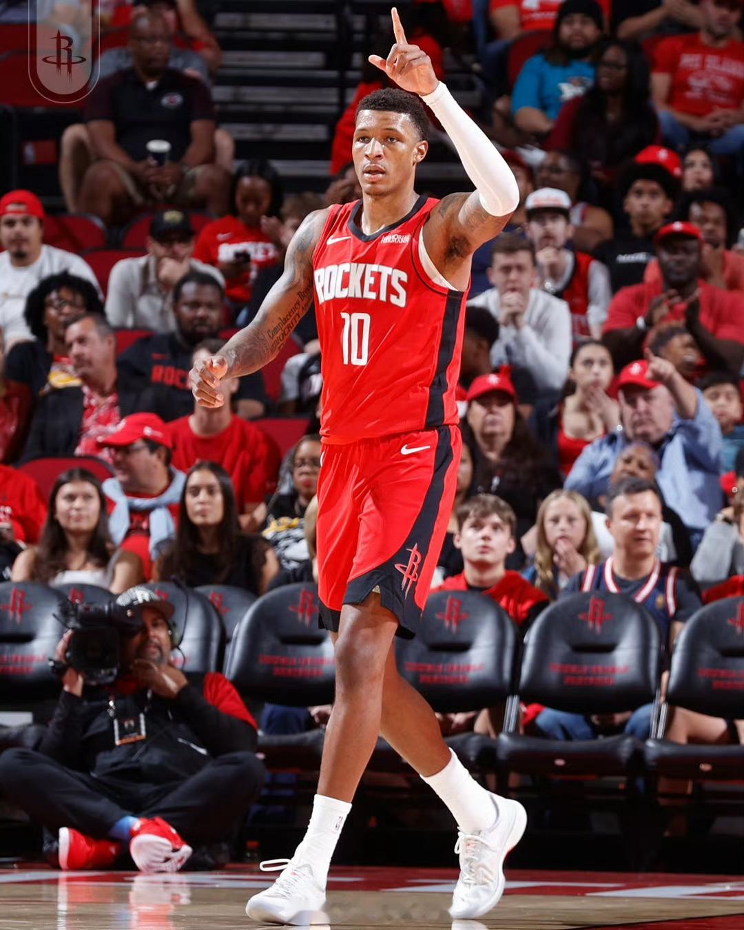 小贾是火箭队史砍下25+5+5同时0失误最年轻的球员。休斯顿火箭火箭战胜猛龙火箭