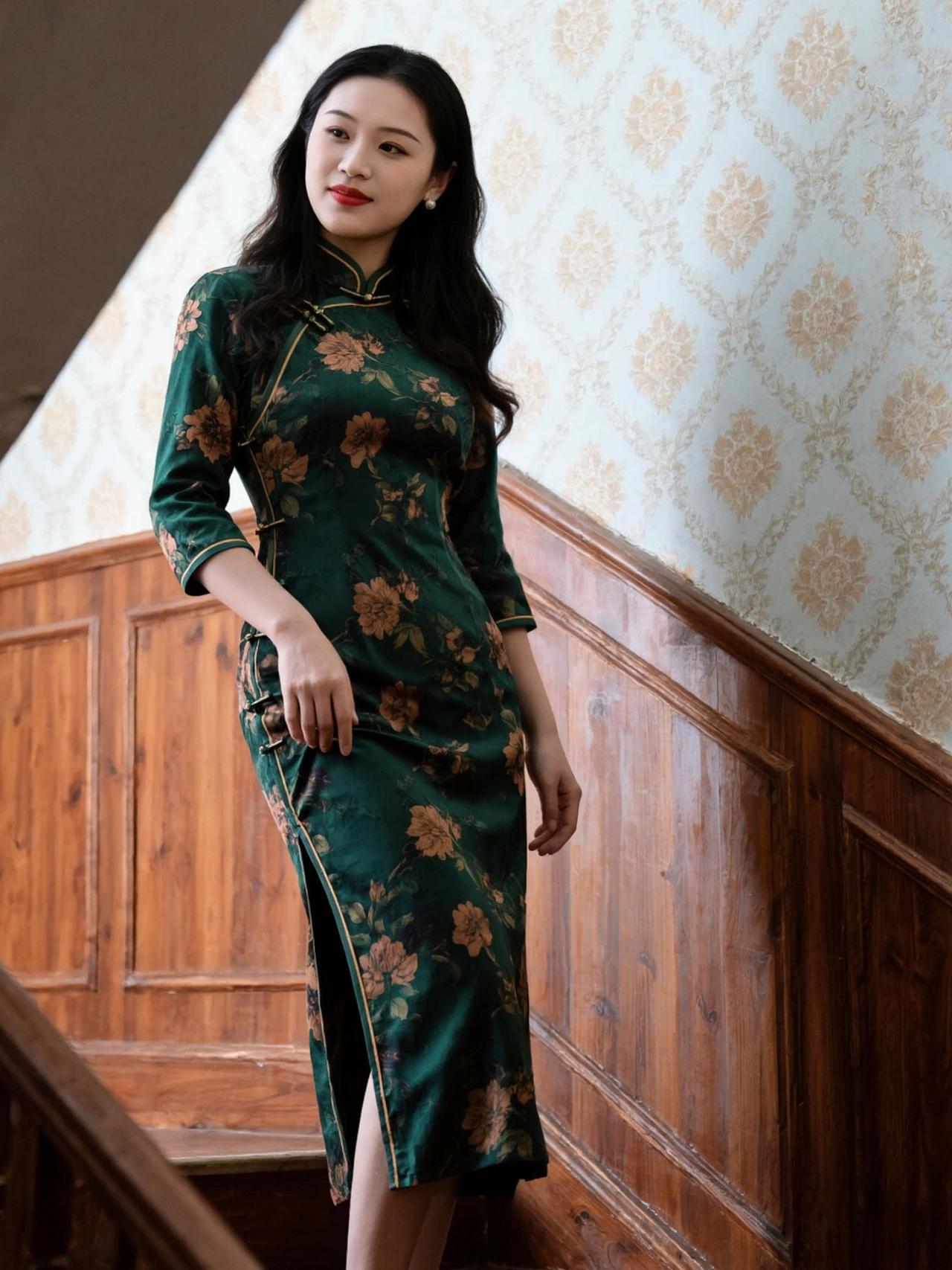 木纹的温润在墙边低语，旗袍的暗花如旧梦轻颤。她立于楼梯转角，仿佛时光在此停驻——