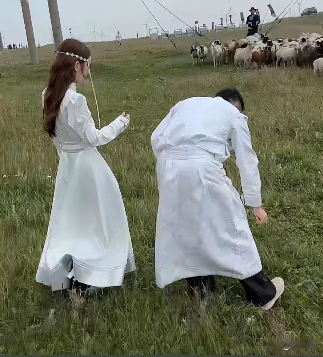 汪小菲也是暖男一枚啊！
第一张：汪小菲陪小梅来到了大草原，婚后第一次旅行！
第二