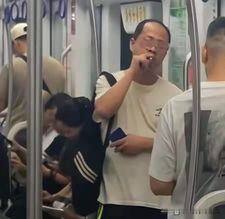 感觉还是罚的太少了！重庆地铁10号线这位抽烟的男子，很明显又不是第一次坐地铁，也