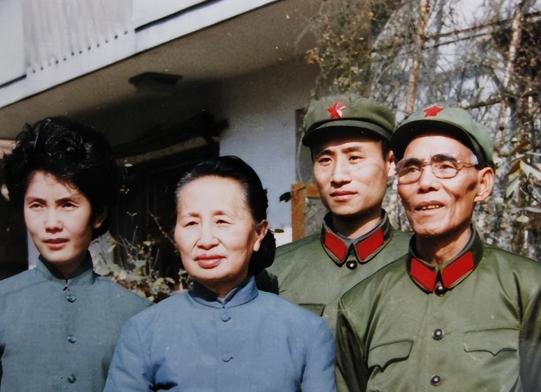 1987年韦杰病逝，妻子主动将他名下豪车交还成都军区，军区很为难的回答道：这个档