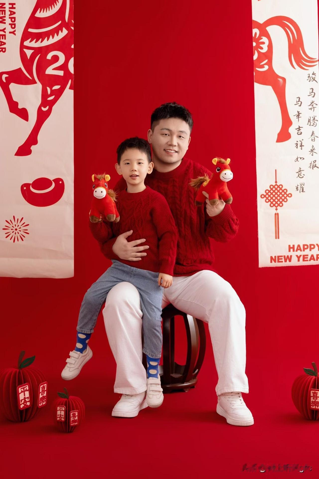 新春喜气尚连绵。
门前梅花剪窗影，
巷尾花灯串串悬。
旧岁辛劳皆作序，
今朝壮志