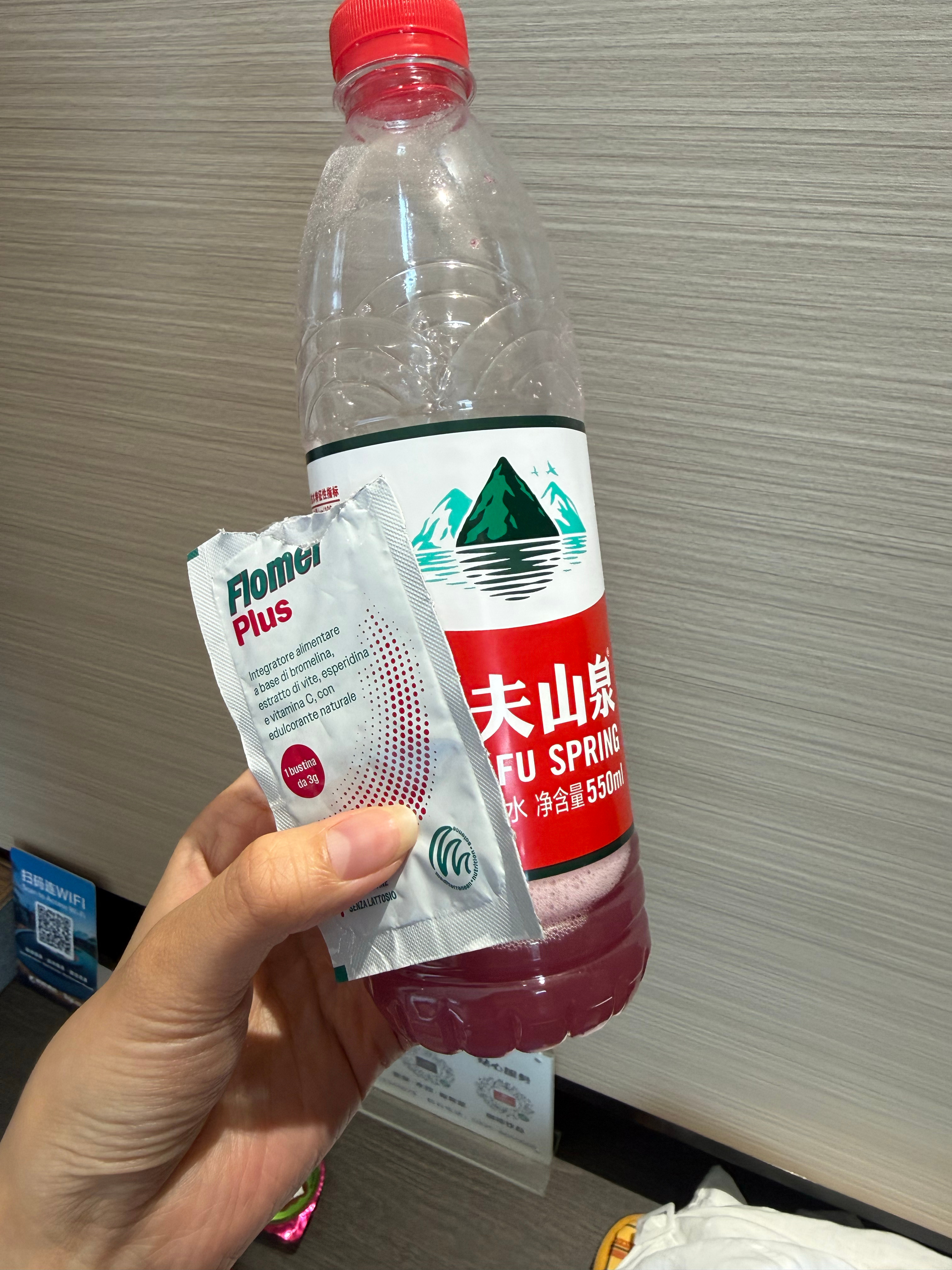 在不能喝咖啡的日子里，都是靠菠萝蛋白酶的消肿粉续命的。上大学的时候真的不存在水肿