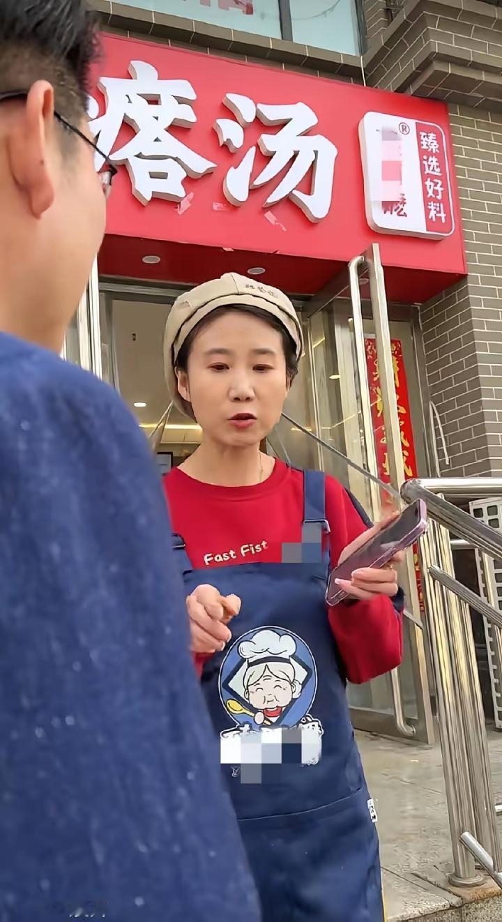 吃完疙瘩汤面的男子，付完钱刚走出店门口，却见老板娘追了出去，接下来看到的一幕，让