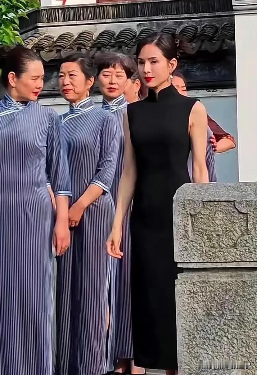 有人说，当姑姑李若彤和一群同龄大妈站在一起，才瞬间明白57岁女明星和60岁大妈的