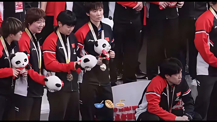 莎莎不和大头站一起，头有点不高兴了。中间留个位置。王曼昱让莎莎过去。莎莎不去。蒯