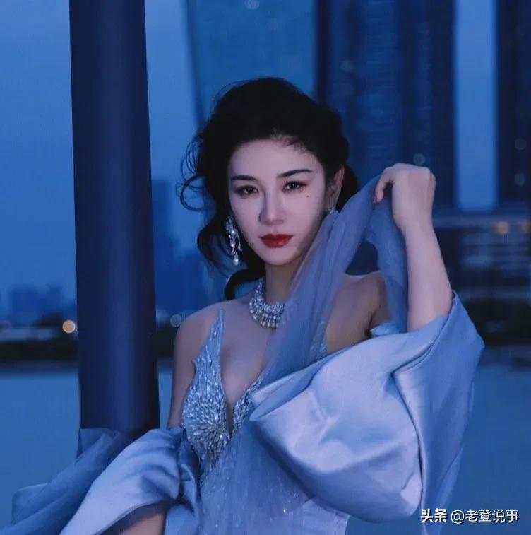 黄奕最害怕的噩梦成真了。
不是片约被抢，也不是口碑下滑，
而是娱乐圈最后那道"不