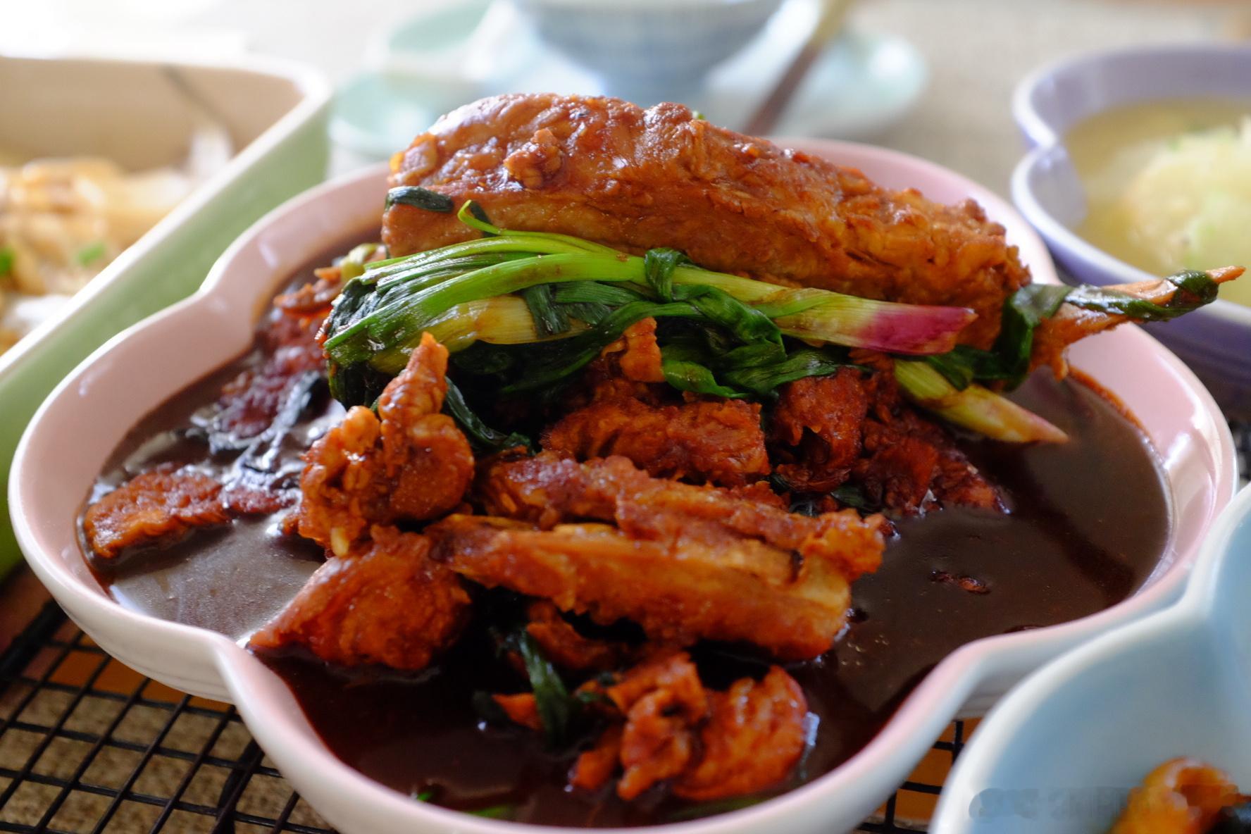 今天叫我妹还有GE来家里吃饭，酱爆田鸡，葱烤大排，咸肉蒸黄鳝，家烧鲳鱼年糕，清炒