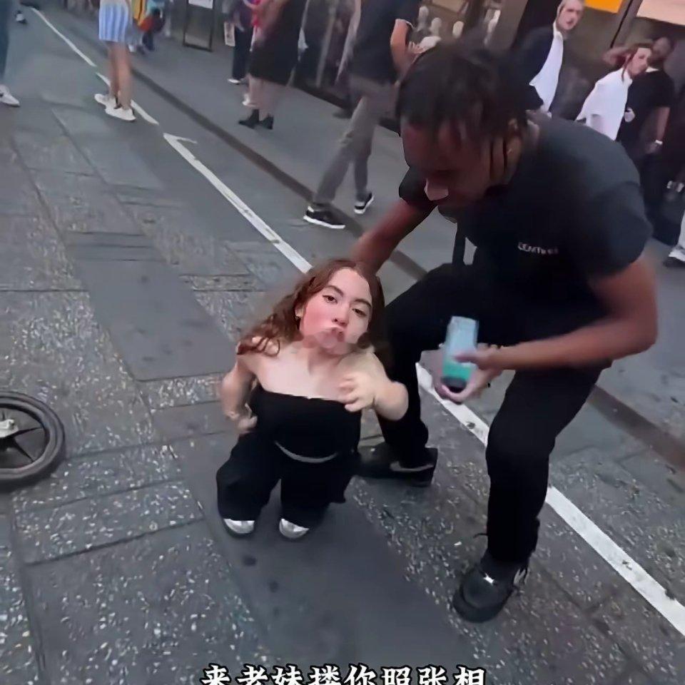 这应该是世界上最矮的人了吧 ​​​