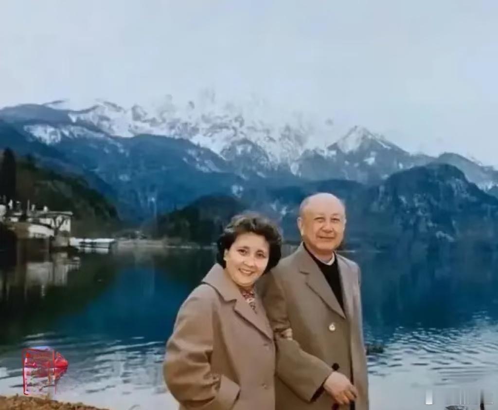 1987年，钱学森与夫人蒋英在德国黑山游玩时的留影，镜头中的夫妇俩穿着风衣，虽然