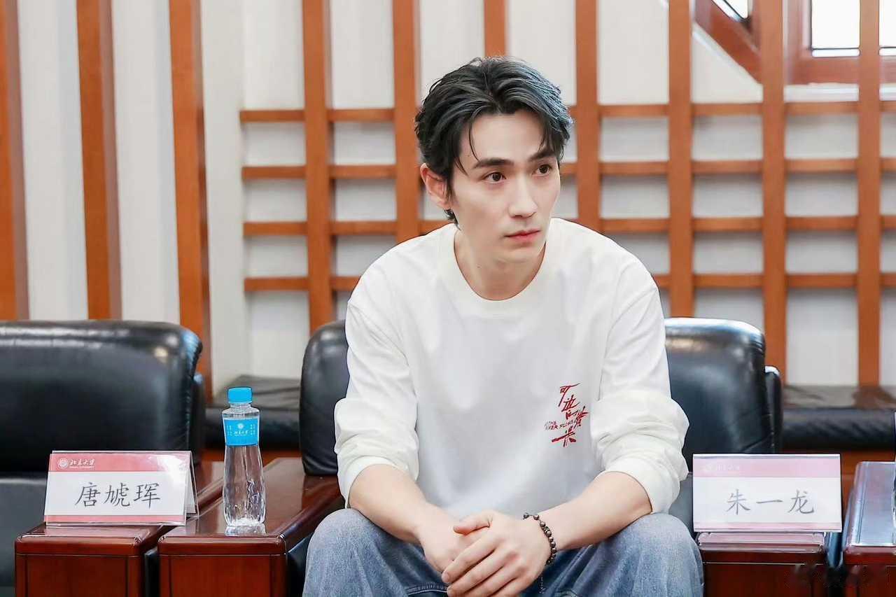 #朱一龙银发# 《河边的错误》北大路演看到朱一龙的银发，感觉还是让我眼前一亮，这