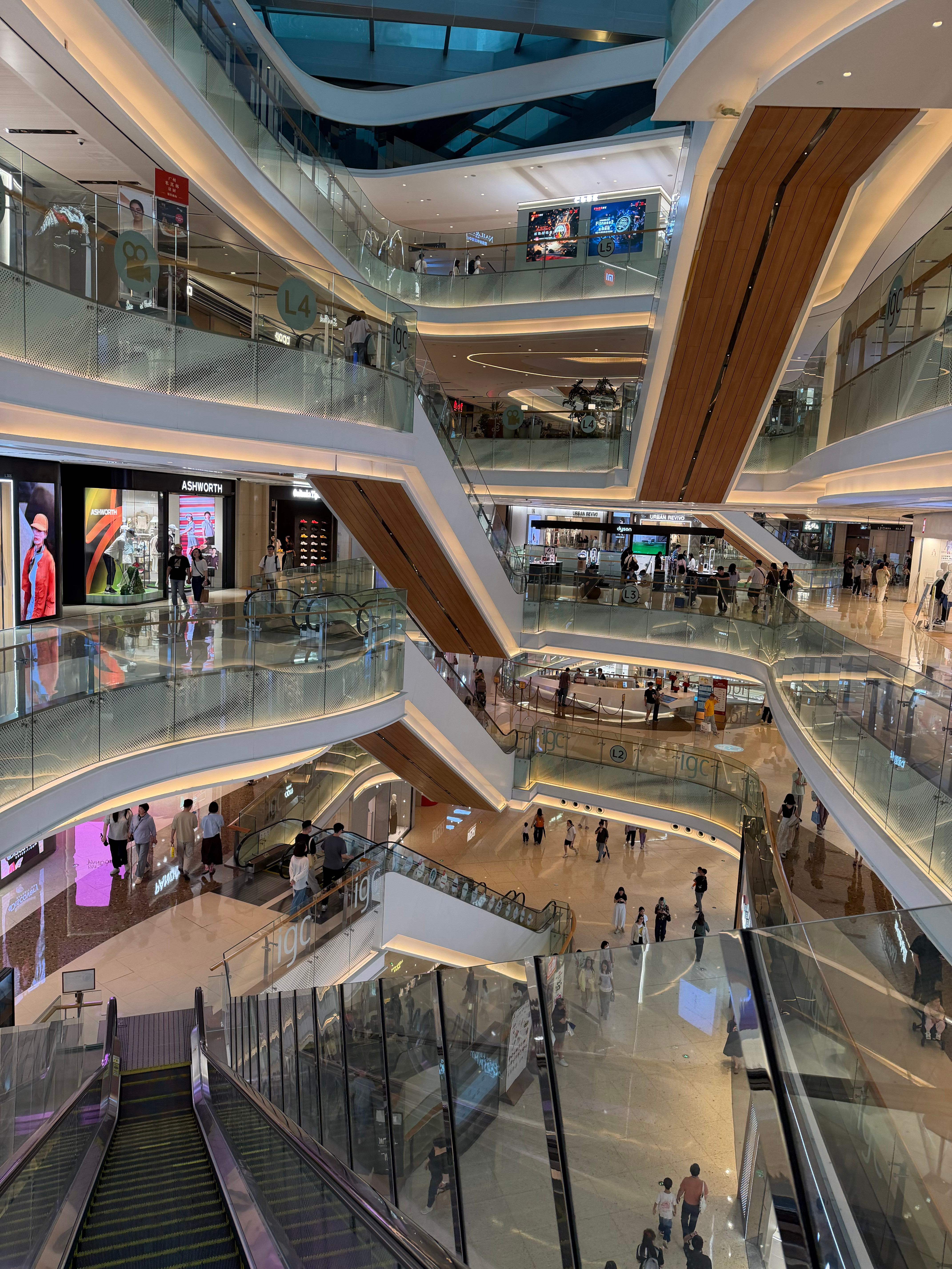 还是港资的商场，装修色调设计得舒服。国内的简直就是乱搭。 