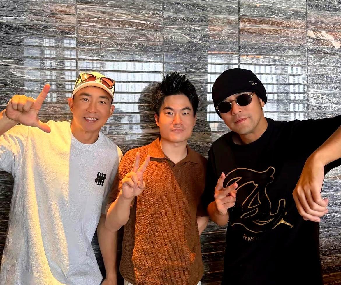 董宇辉晒周杰伦、刘畊宏合照，同款上衣藏出行程。
那件棕色的Polo衫，他白天陪着