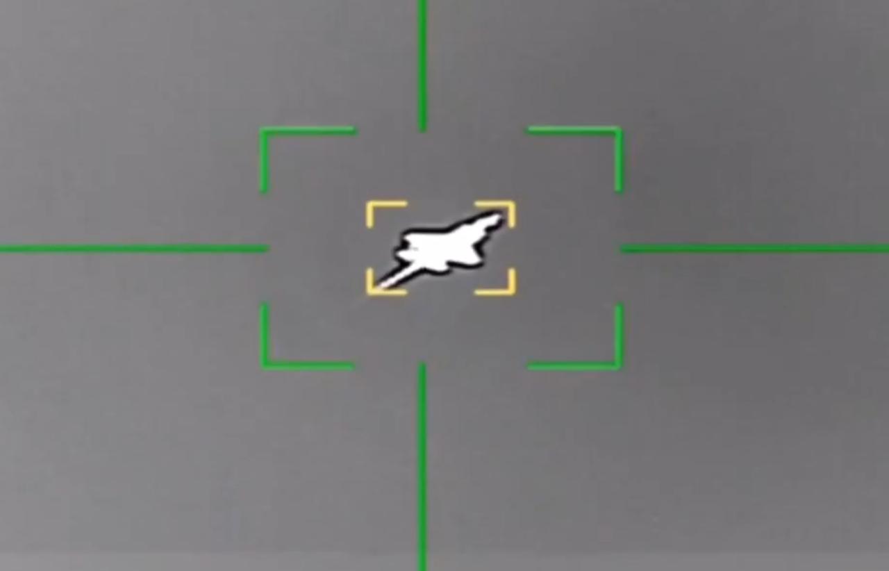 伊朗发布攻击美国F-35A战斗机的视频，从画面看一个类似于导弹的物体高速飞向F-