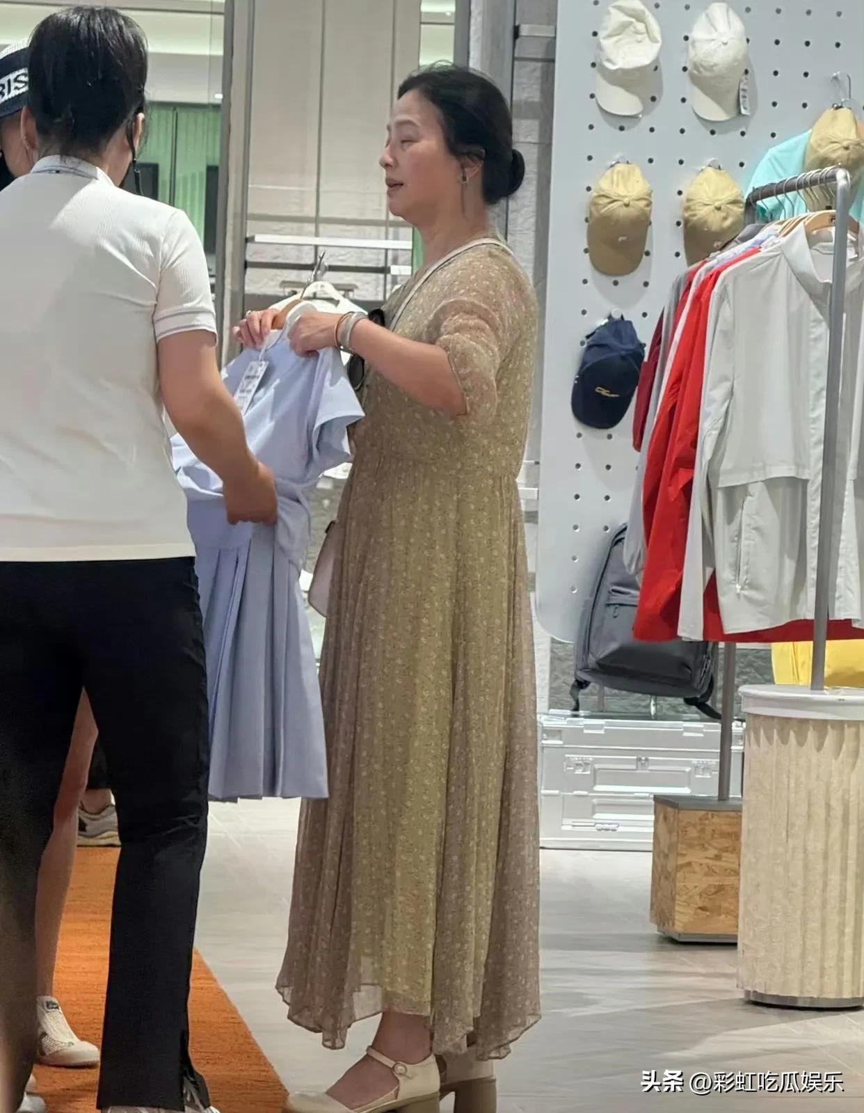 刘亦菲妈妈在北京逛街买衣服被偶遇，年近70的她还是很优雅，我似乎看到了刘天仙老了