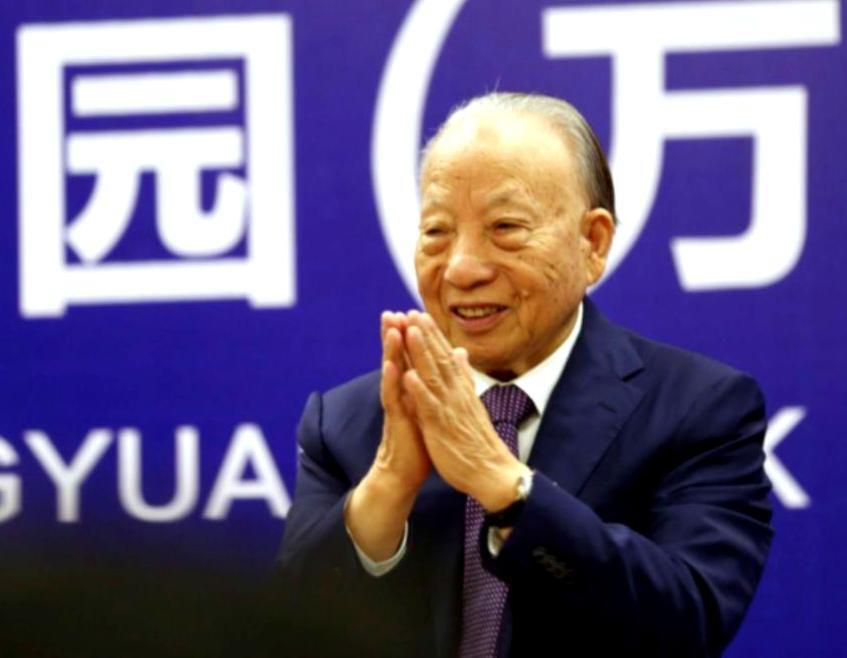 2008年，73岁的徐文荣从挑粪工白手起家，在横店豪掷200亿宣布要按原样复建圆
