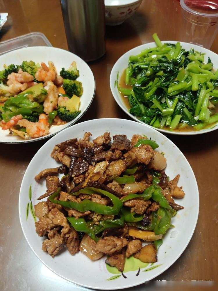 人真的不要在情绪上头的时候做决定，就比如刚发了工资就给我妈转了2000元，搁以前