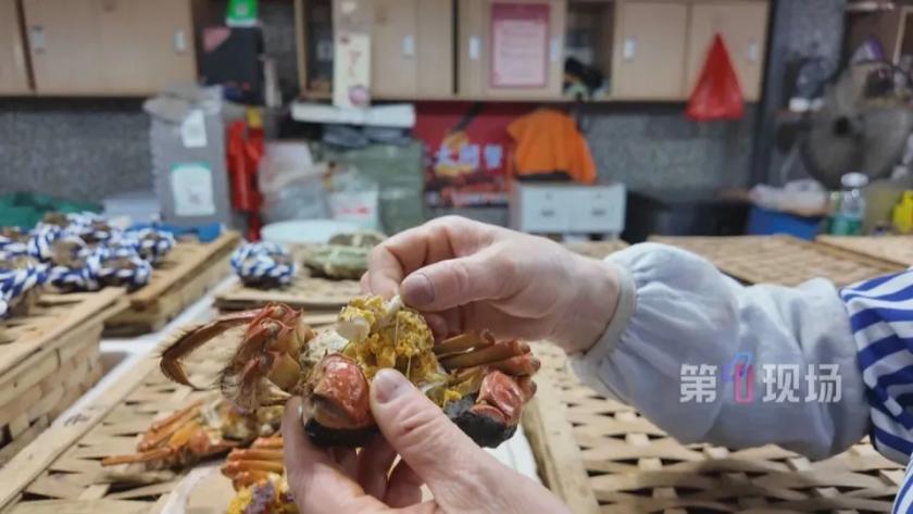 大闸蟹真崩盘了？别被“地板价”带节奏。

记者跑了一趟深圳福田农批：小母蟹15块