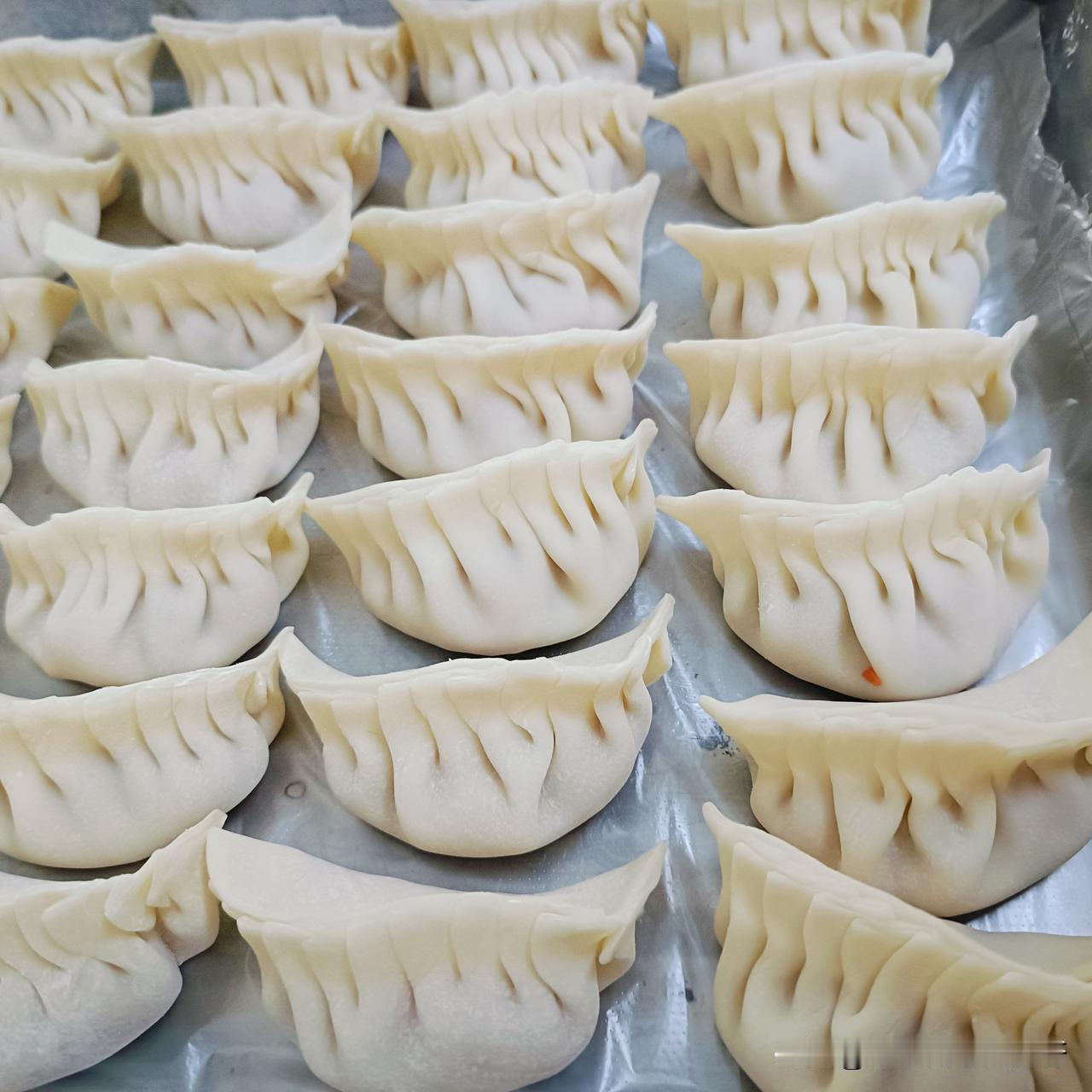 冬至不端饺子碗
冻掉耳朵没人管
今天
一定要吃碗热乎乎的饺子哦[呲牙]
这是我自