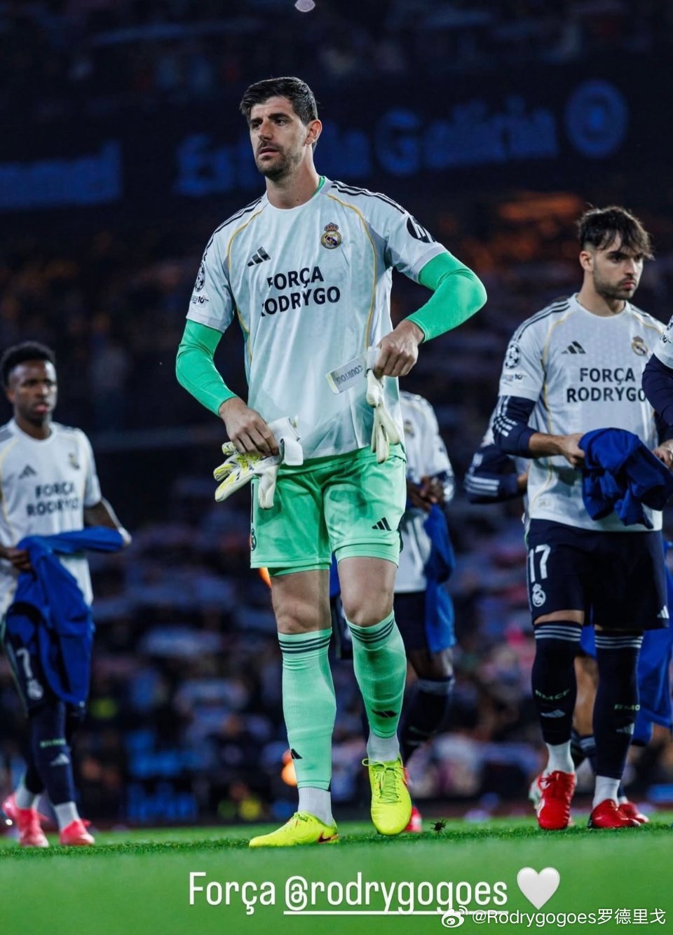 今天皇马的首发球员都穿上了“罗德里戈加油”的球衣，而在赛后，库尔图瓦又在社媒上为