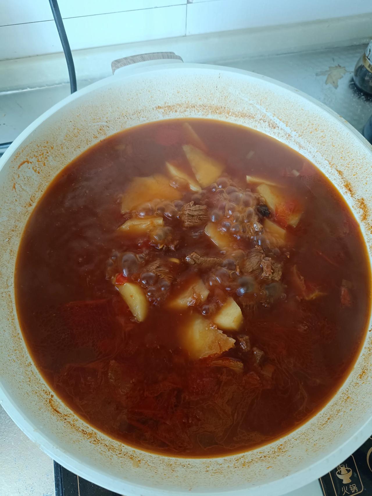 西红柿，土豆炖牛腩，这怎么做出来了，和网上的不太一样呢？牛肉太柴了，根本咬不动啊