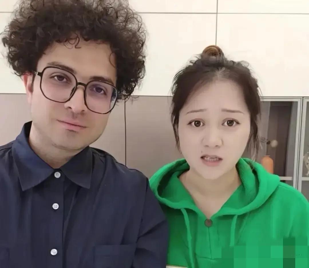 网红小米娜一家9月初打包回土耳其，给三个孩子全部退学。似乎有离开中国回土耳其生活