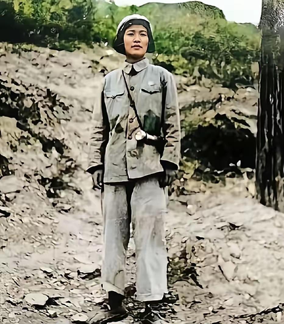15岁“将门虎女”奔赴朝鲜：将军父亲未竟的忠魂，她在炮火中续上了
 
这张老照片