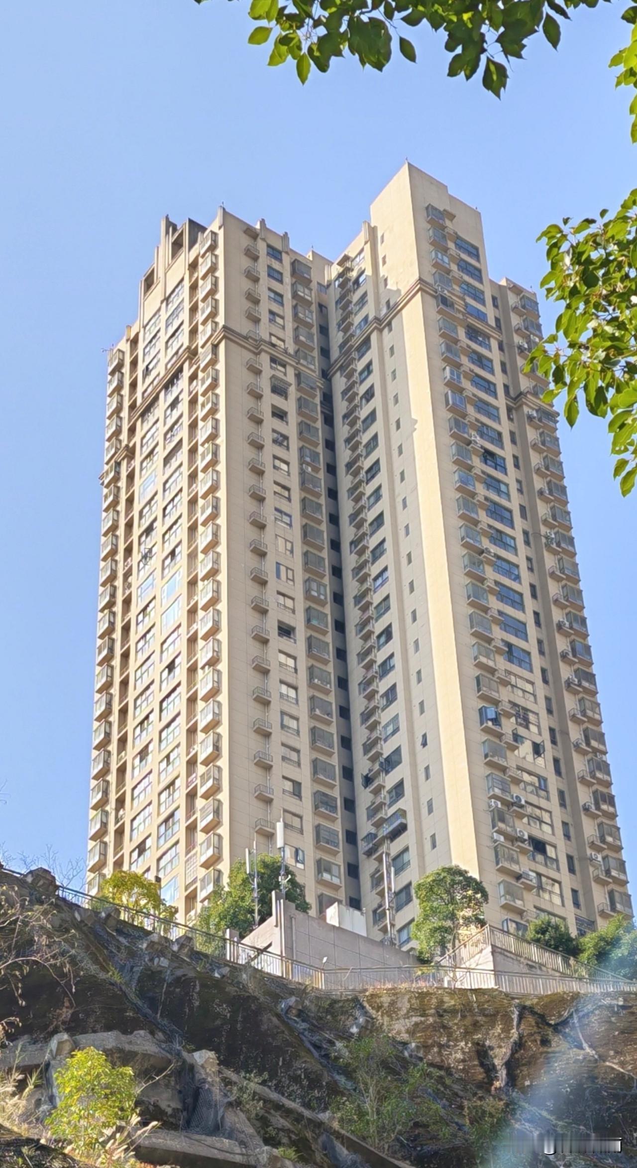 今天天气很好，晴空万里.冬日的暧阳，照在身上，暧洋洋的.下午我在楼下晒太阳，感到