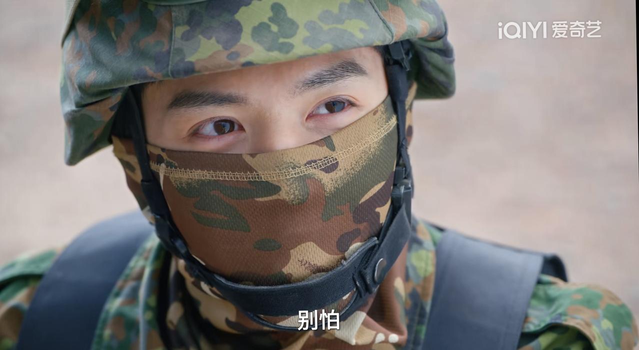 最近《白色橄榄树》超火，里面的男演员陈哲远饰演的排雷志愿者李瓒完美诠释了男人的帅