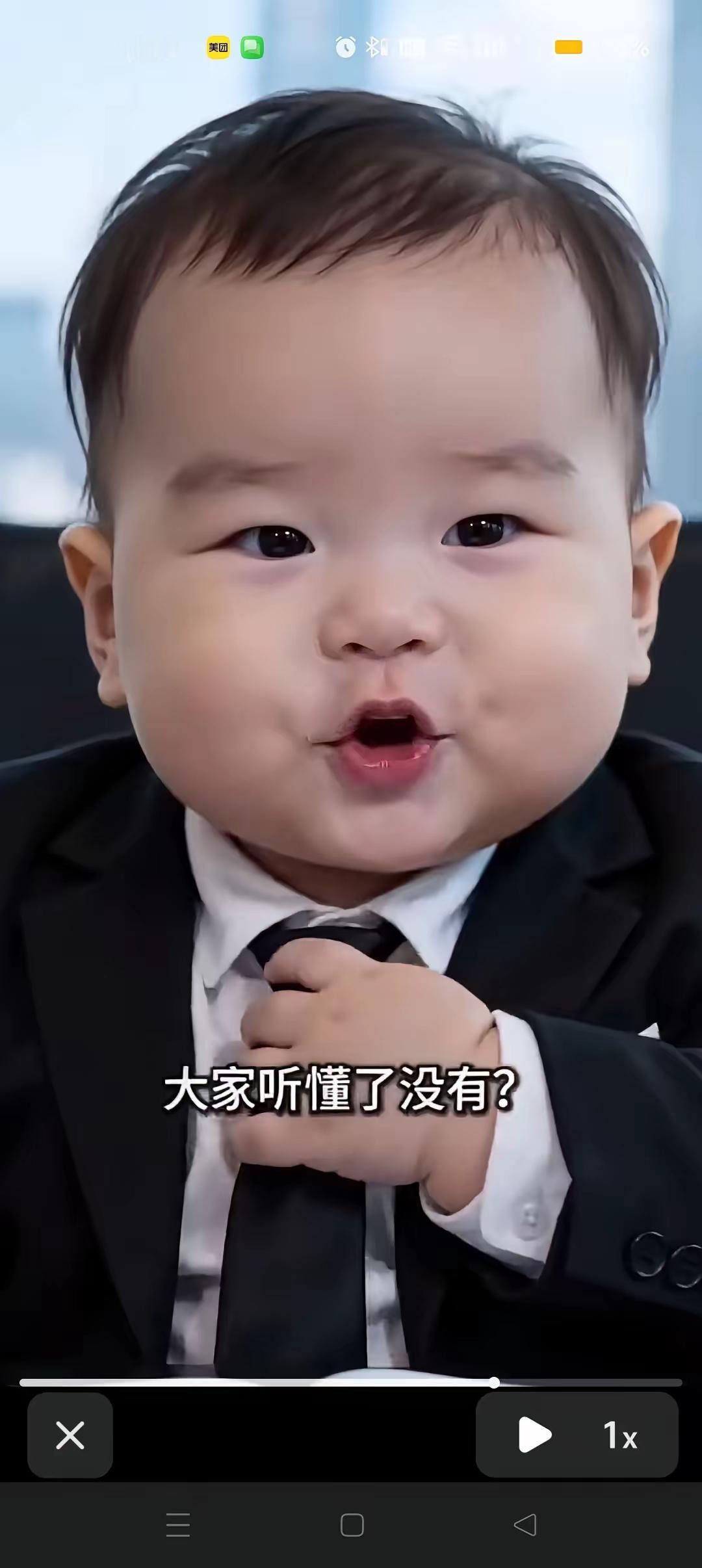看到李大爷在小区溜达，正好我买菜回来就聊了一会儿，我说李大爷这回该抱孙子了吧？李
