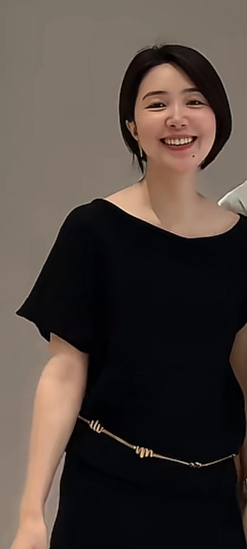 美丽动人，高贵冷艳，艳压群芳，艳惊四座，出水芙蓉，天姿国色，温柔可人