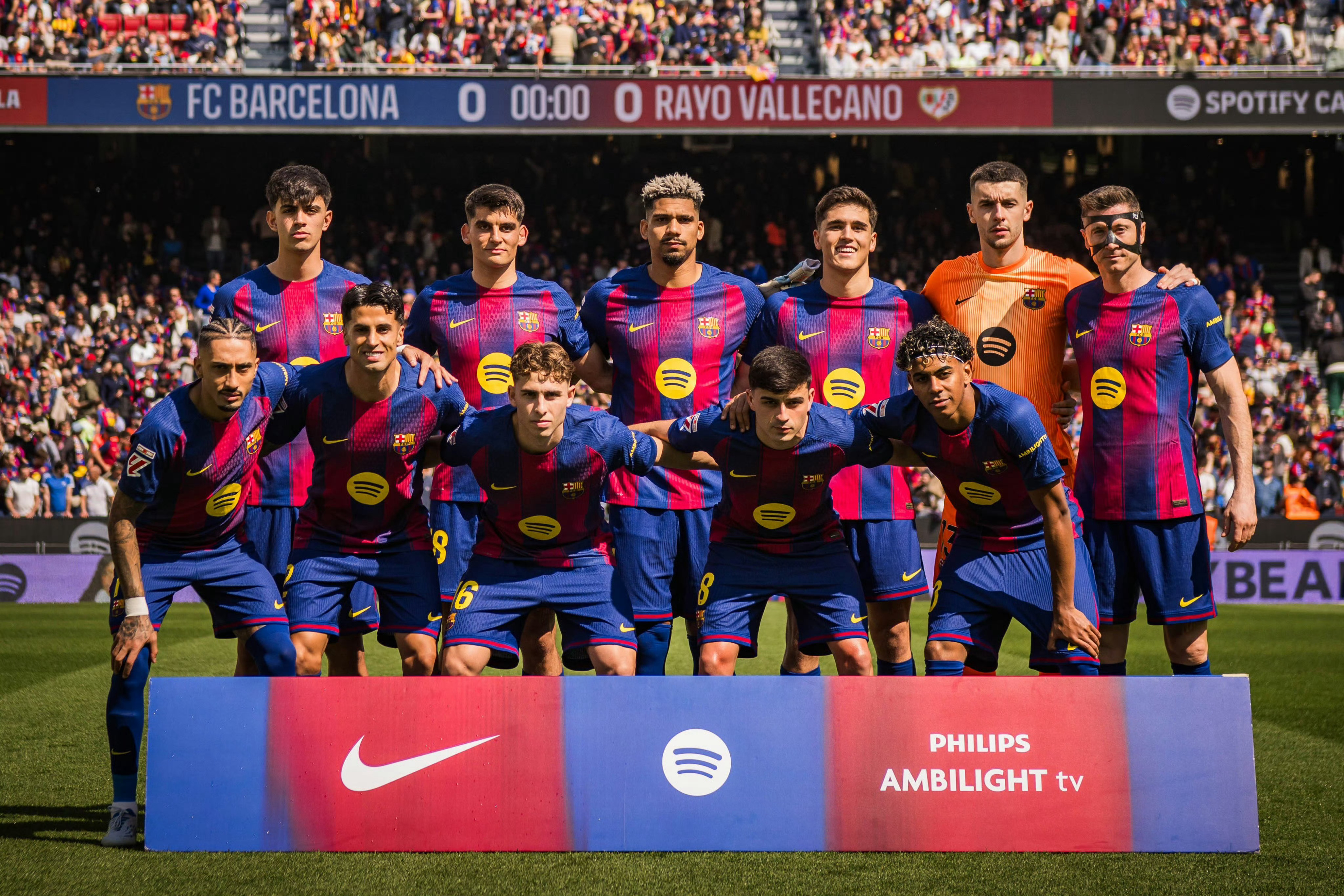 巴萨首发11人合影。西甲巴萨vs巴列卡诺