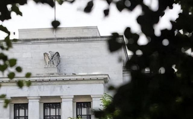 中美之间，已经没有回头路了。美国手里的绳子，已经勒住中国经济的咽喉；而中国手里的