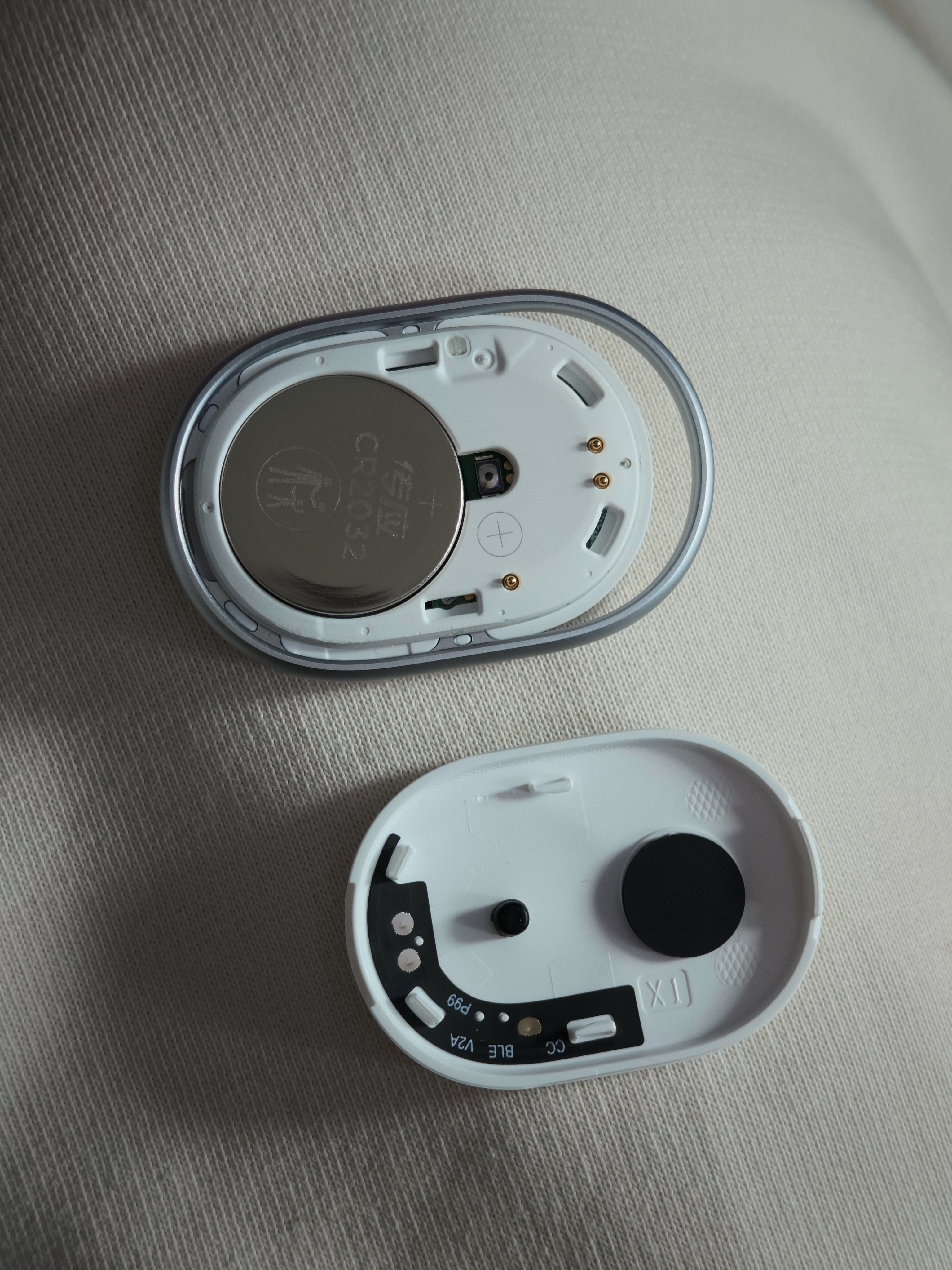 小米Tag挺好用，小小一个不占地方，这个厚度可以直接塞钱包卡套里，而且还专门留了