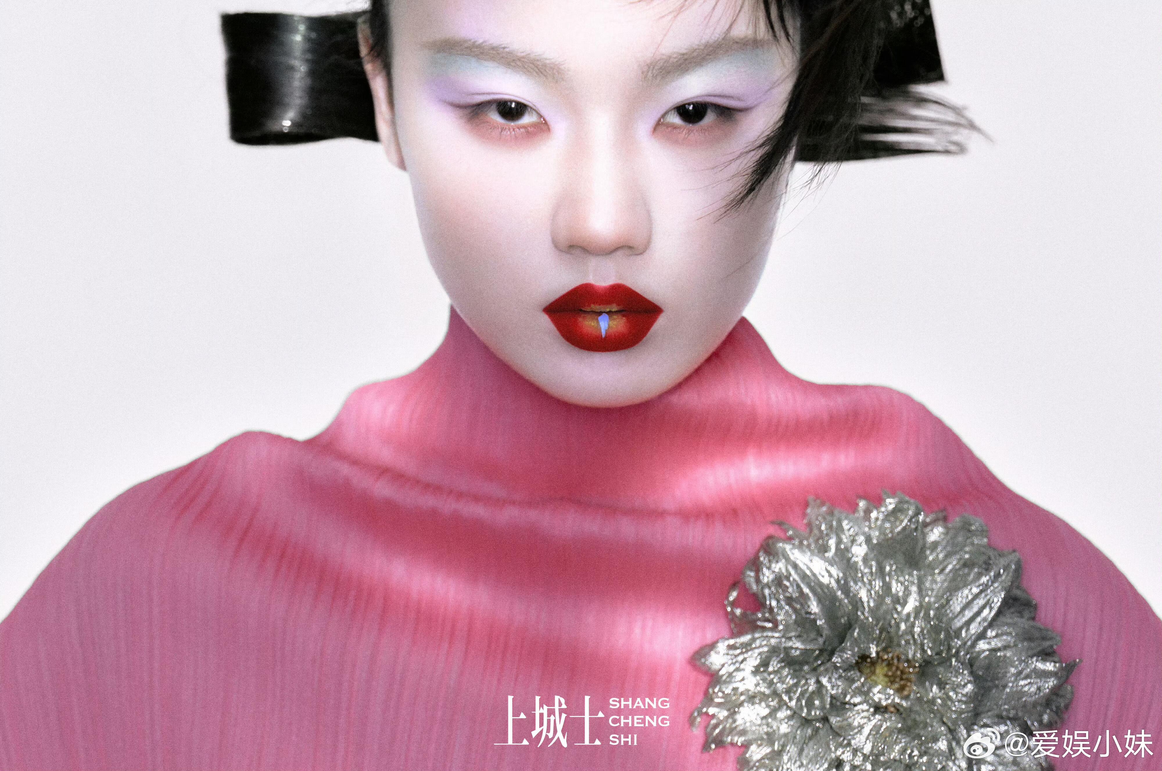 单依纯心里的东方声音，带着越剧的温度。从母亲哼唱的清丽唱腔到手把手的教唱，旋律如