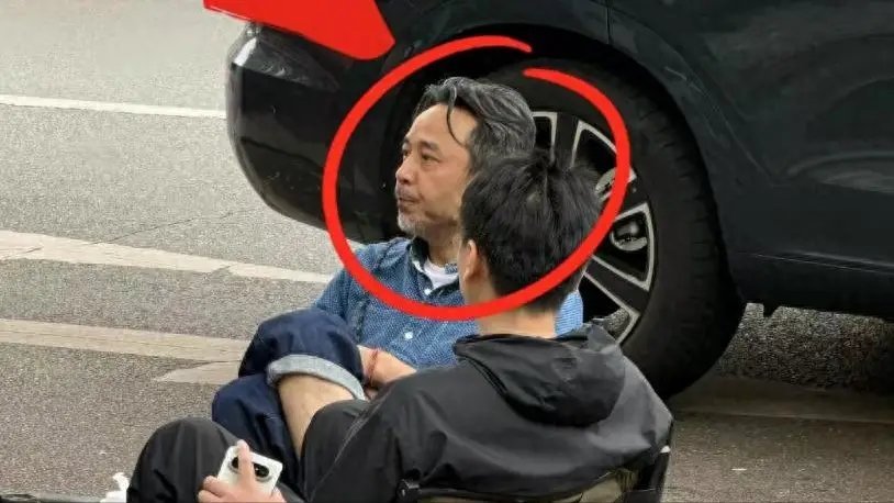 52岁汪涵现状：一家四口定居长沙，常年嚼槟榔，两鬓斑白打扮邋遢 ​​​