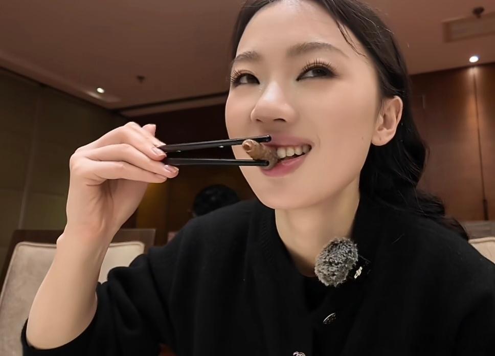单依纯太补了我要吐血了单依纯儿童节不是在吃的路上就是在吃的路上哈哈哈哈哈哈哈～没