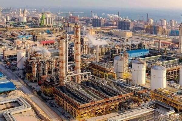 伊朗迈赫尔通讯社报道：伊朗国家石化工业公司宣布，为稳定国内市场，将暂停一切石化产