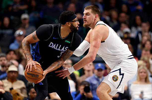 独行侠本赛季已两次战胜掘金，浓眉都表现不俗！12月24日，独行侠131-130掘